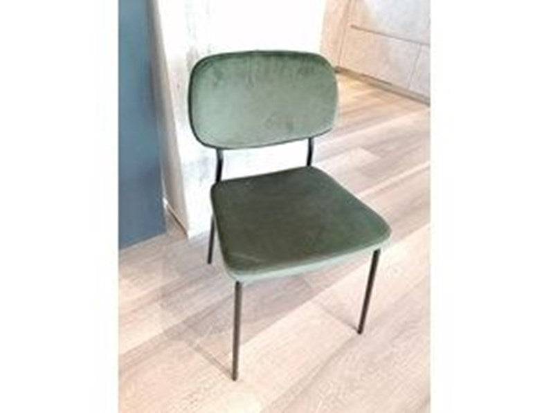 Sedia in velluto verde con struttura metallica, ideale per soggiorno o ufficio