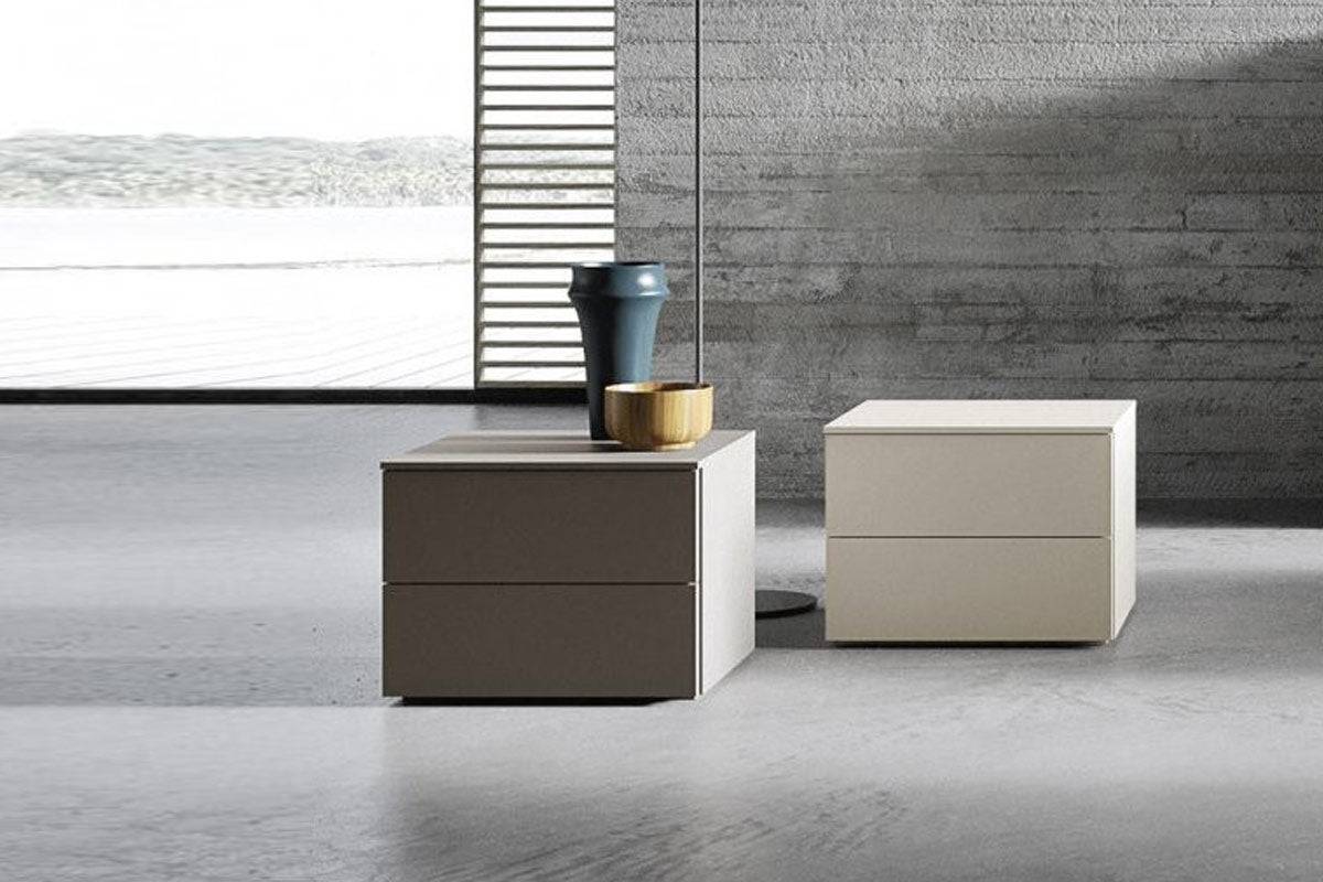 Comodino Atene Cinquanta3 in stile moderno con cassetti, legno chiaro, ideale per camera da letto elegante.