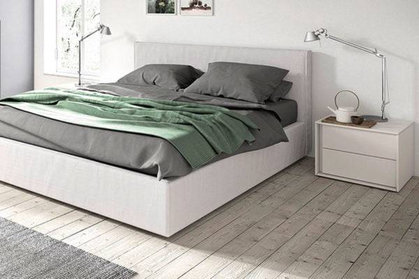 Comodino Bilbao Cinquanta3 in stile moderno con cassetti, progettato da arredamentionline, immagine frontale del mobile in camera.