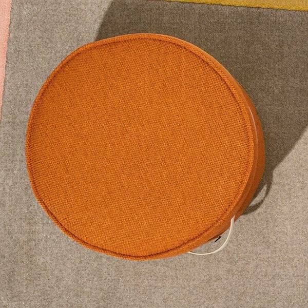 Pouf arancione tondo in tessuto, ideale per soggiorno o cameretta, complemento d'arredo moderno
