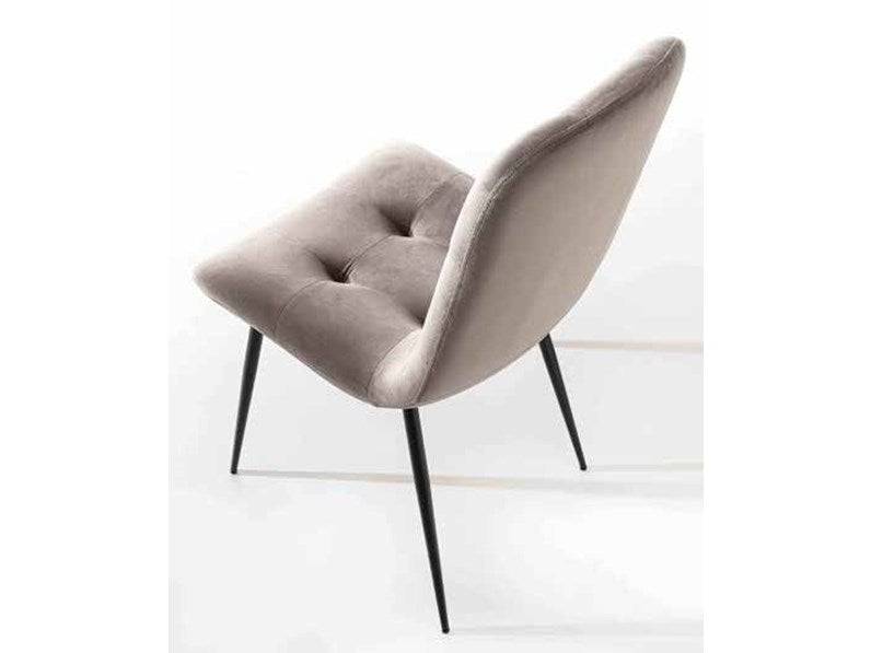 Poltrona in velluto beige con gambe nere, design moderno per soggiorno o ufficio