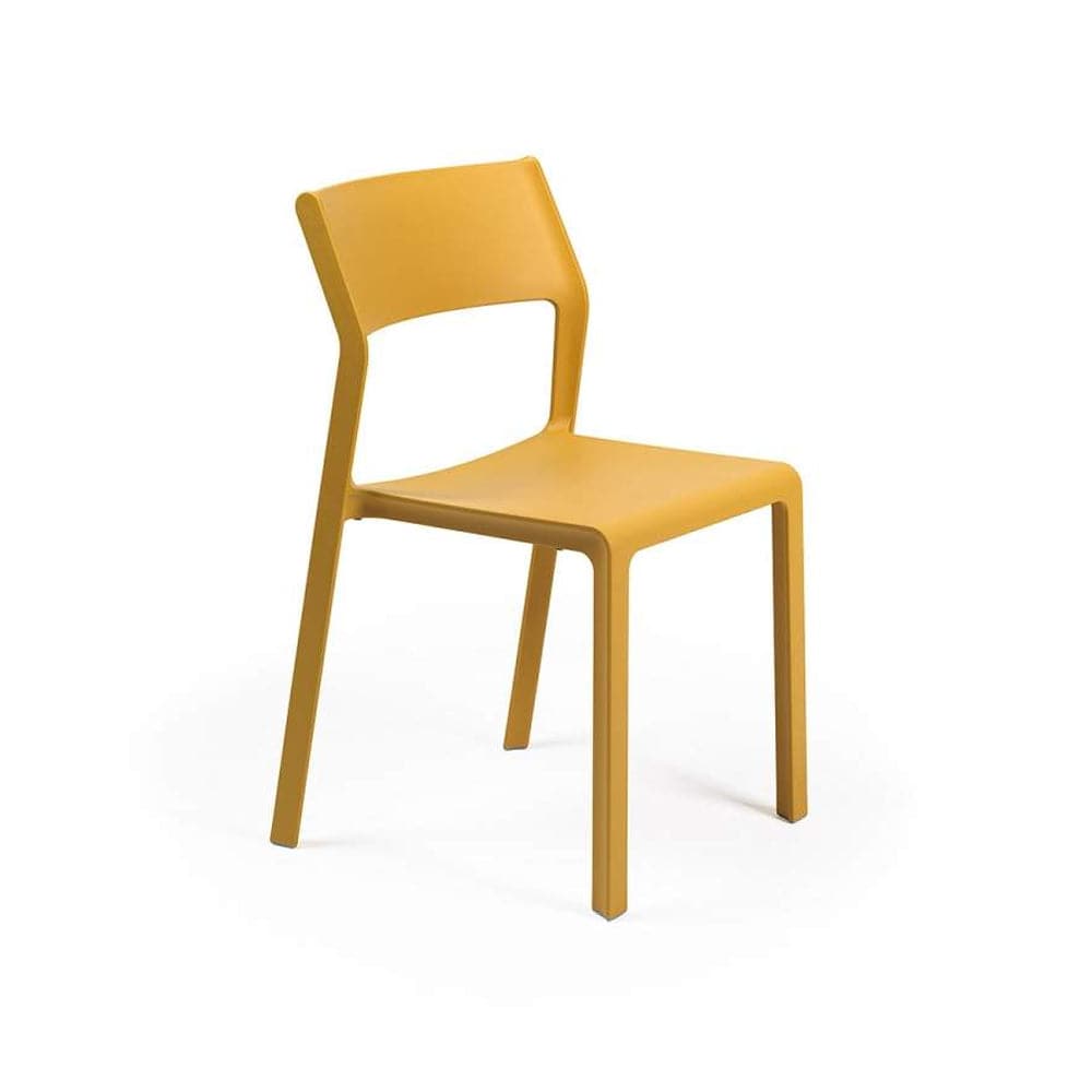 Sedia gialla moderna in plastica per cucina o soggiorno, design minimalista e leggera