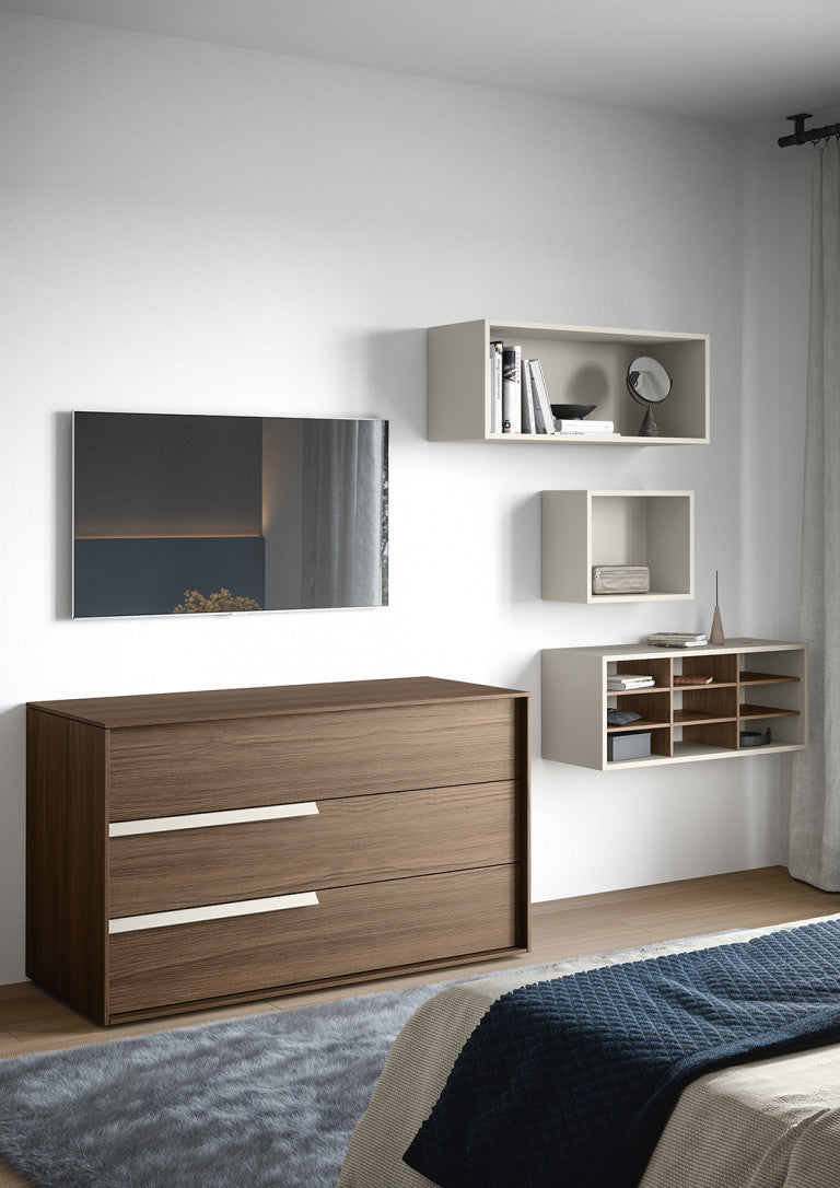 Comò Bonn Cinquanta3 in legno con cassetti, design elegante e finitura liscia, ideale per camere da letto moderne.