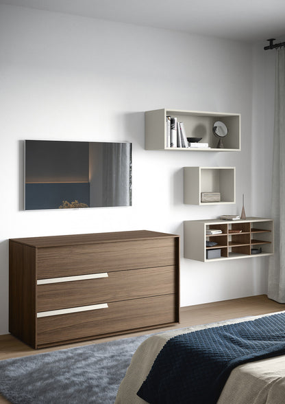 Comò Bonn Cinquanta3 in legno con cassetti, design elegante e finitura liscia, ideale per camere da letto moderne.