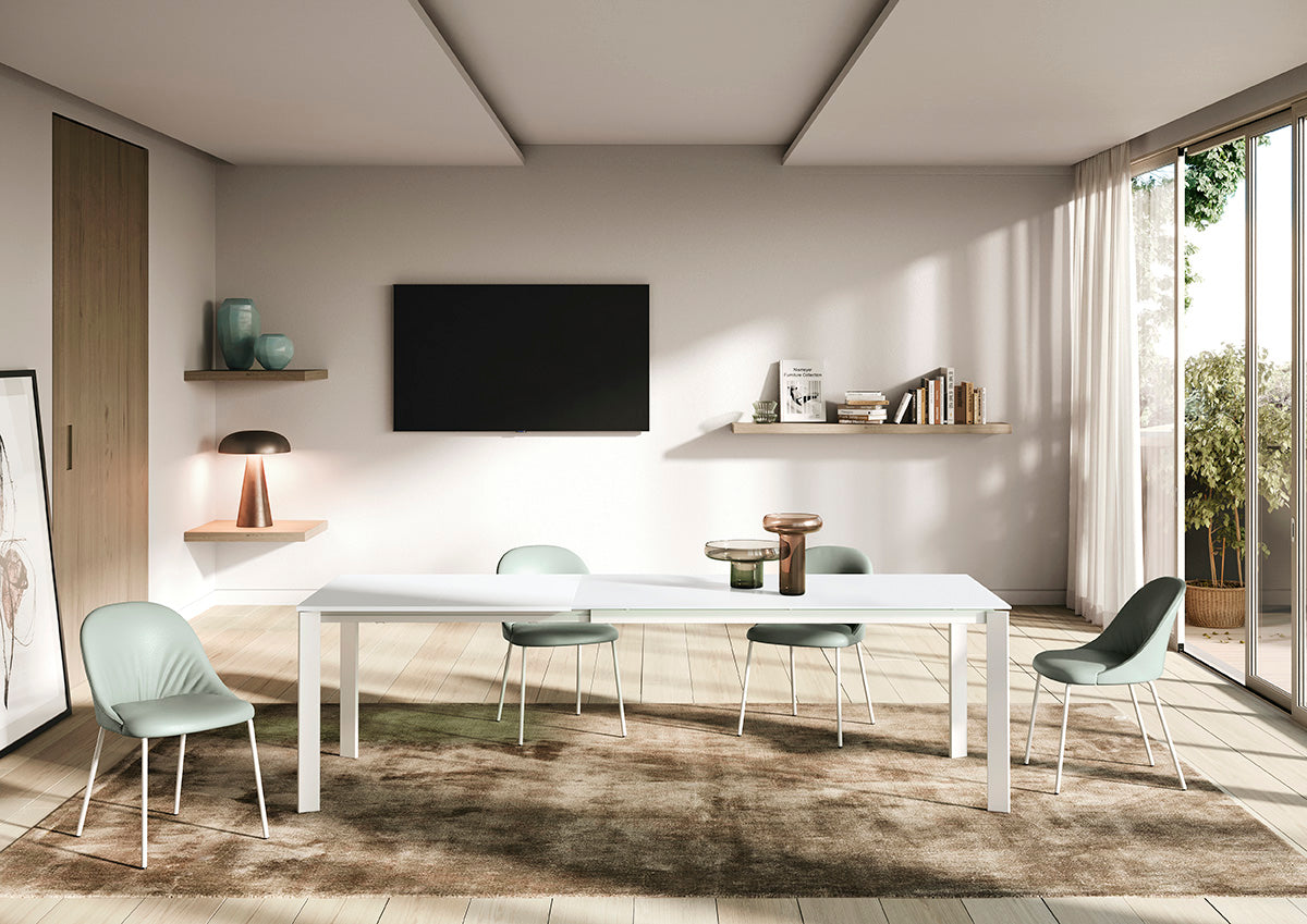Tavolo Aster Ingenia in legno chiaro con gambe nere, superficie liscia e moderna, ideale per zona living o sala da pranzo.
