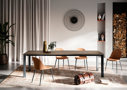 Tavolo da pranzo Ingenia Aster allungabile con piano in metallo laccato, design moderno e elegante.