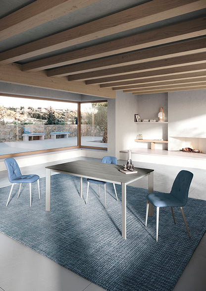 Tavolo allungabile Ingenia Aster con struttura in metallo laccato nero e superficie estesa, design moderno e funzionale.