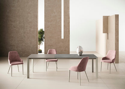 Tavolo allungabile Ingenia Aster in metallo laccato, superficie liscia e design moderno con dettagli eleganti.