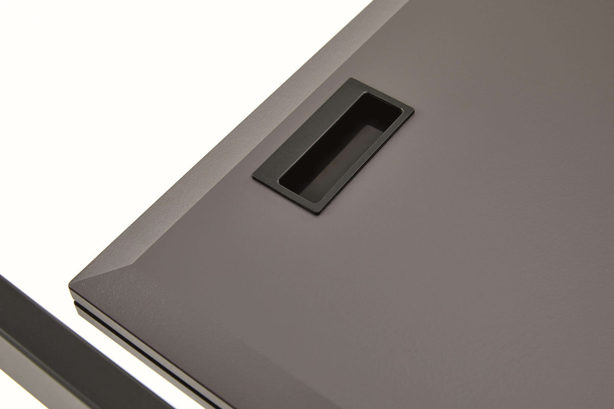 Tavolo Prisma allungabile di Ingenia in metallo laccato con superficie liscia e gambe robuste, design moderno e versatile.