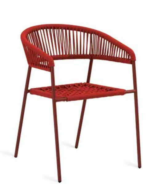 Sedia da esterno Maratea di ArredamentiOnline, struttura in ferro e seduta in legno chiaro, perfetta per il giardino.
