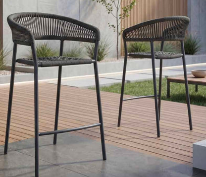 Sgabello Maratea di ArredamentiOnline in legno con seduta rotonda e gambe robuste per arredo elegante e funzionale.