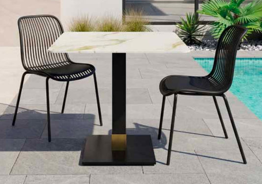 Tavolo da esterno in gres Calacatta Oro lucido, robusto e elegante, perfetto per spazi esterni moderni e raffinati