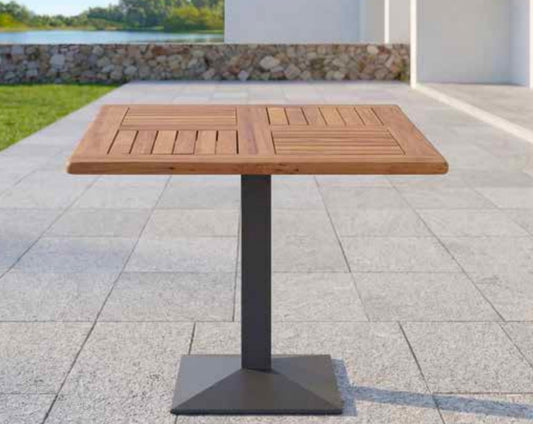 Tavolo da esterno in teak di ArredamentiOnline, robusto e elegante, con superficie liscia e gambe in legno naturale.