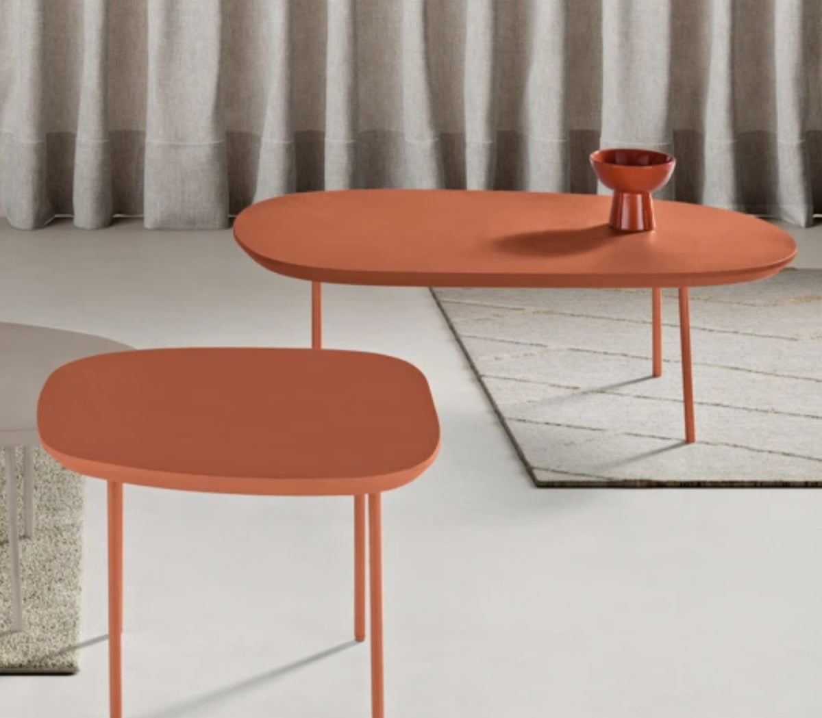 Tavolino da salotto Ikone Flux, superficie in vetro trasparente con struttura in metallo nero, design moderno e elegante.