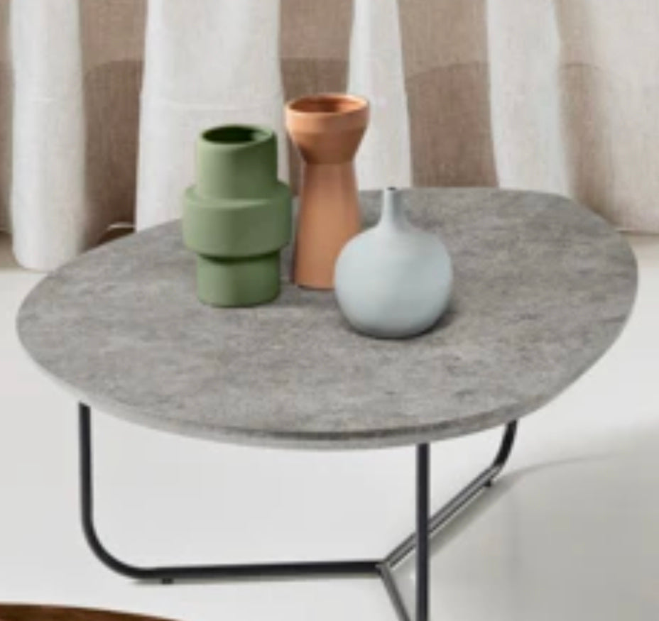 Tavolino da salotto Oya Ikone con superficie rotonda e base in metallo, design moderno e elegante, immagine su sfondo chiaro.