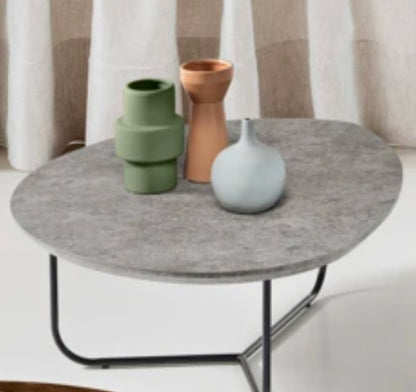 Tavolino da salotto Oya Ikone con superficie rotonda e base in metallo, design moderno e elegante, immagine su sfondo chiaro.