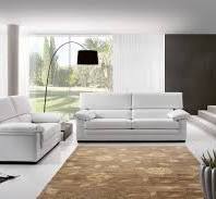 Divano Everest di ArredamentiOnline, moderno e confortevole, con rivestimento in tessuto grigio e braccioli eleganti.