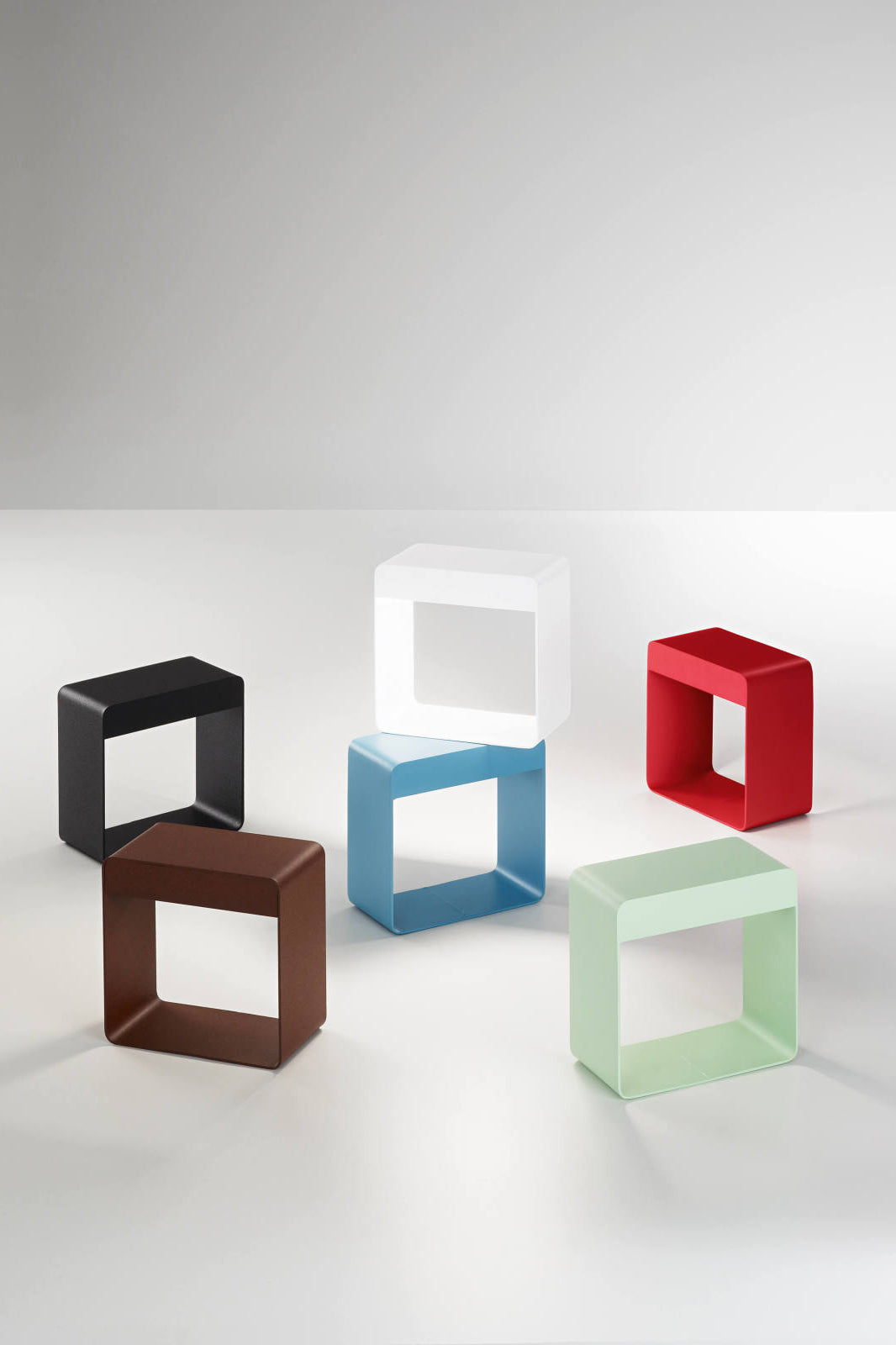 Lampada da tavolo Dama Metallo Linea Light, design elegante in metallo con finitura moderna, visibile in immagine.