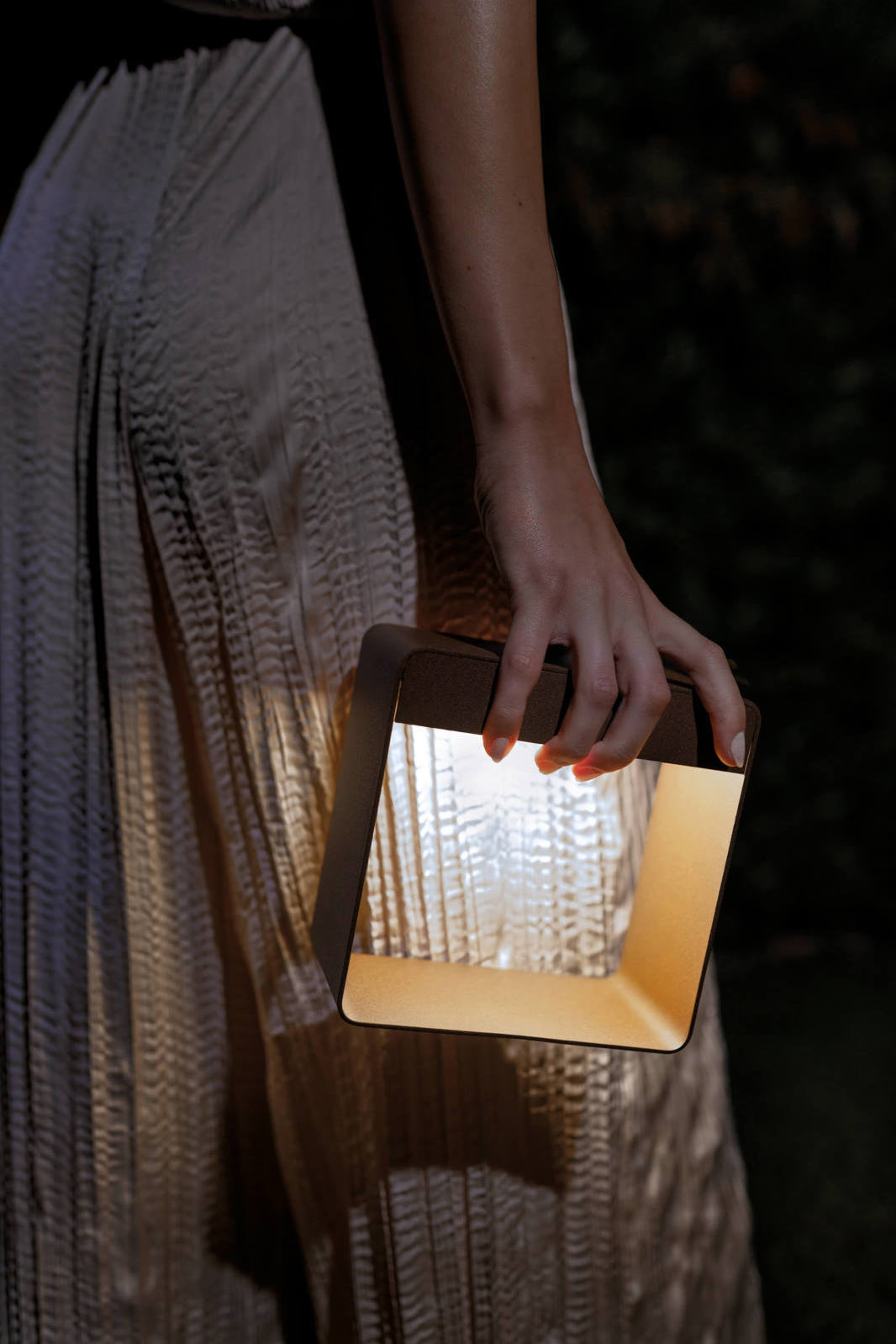 Lampada da tavolo Dama Metallo di Linea Light con finitura in metallo, ideale per illuminazione elegante e moderna.