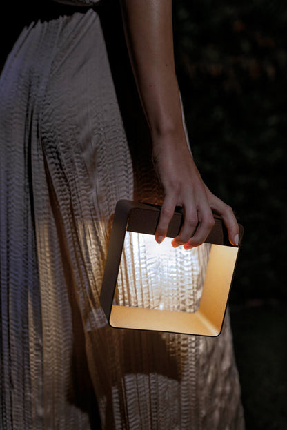 Lampada da tavolo Dama Metallo di Linea Light con finitura in metallo, ideale per illuminazione elegante e moderna.