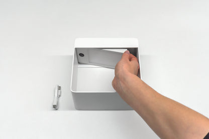 Lampada da tavolo Dama in metallo di Linea Light, con design moderno e finitura elegante, visibile con dettaglio del corpo e diffusore.
