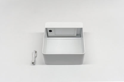 Lampada da tavolo Dama in metallo della linea Light, con design elegante e finitura moderna, visibile in immagine.