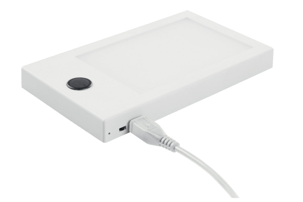 Luce da tavolo Dama in metallo della linea Light, design elegante e moderno, con base stabile e diffusore luminoso.