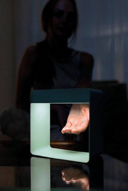 Lampada dama in metallo della linea Light, con design elegante e moderno, visibile in dettaglio nell'immagine.