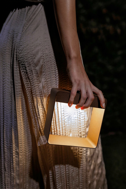 Luce da parete Dama in metallo Linea Light con design moderno, finitura elegante e superficie liscia, ideale per ambienti interni