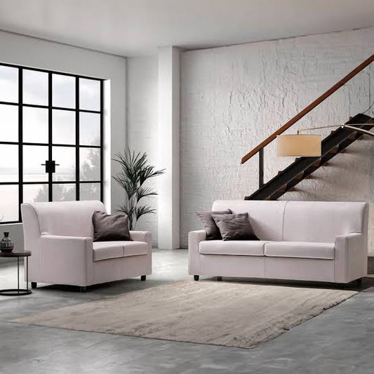 Divano Spider di ArredamentiOnline con struttura moderna e comoda, rivestito in tessuto grigio chiaro, con braccioli larghi e schienale imbottito.