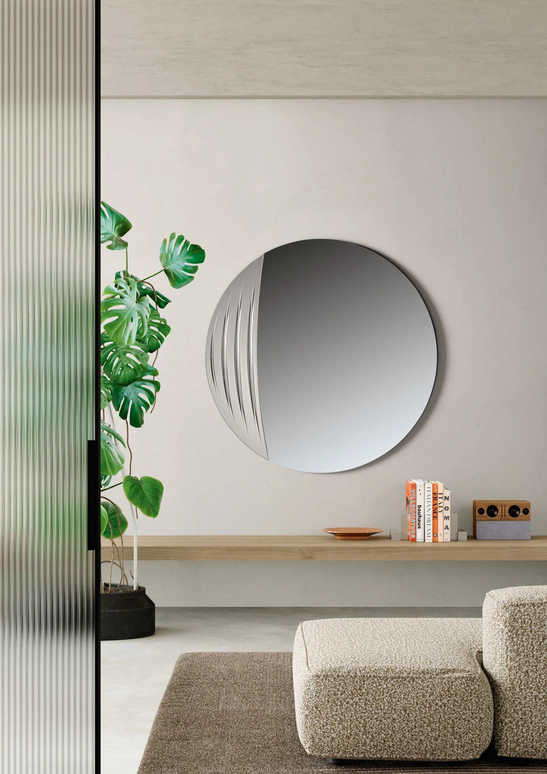 Specchio Ikone Spoon con cornice elegante in stile moderno, riflettente e perfetto per ogni ambiente domestico.