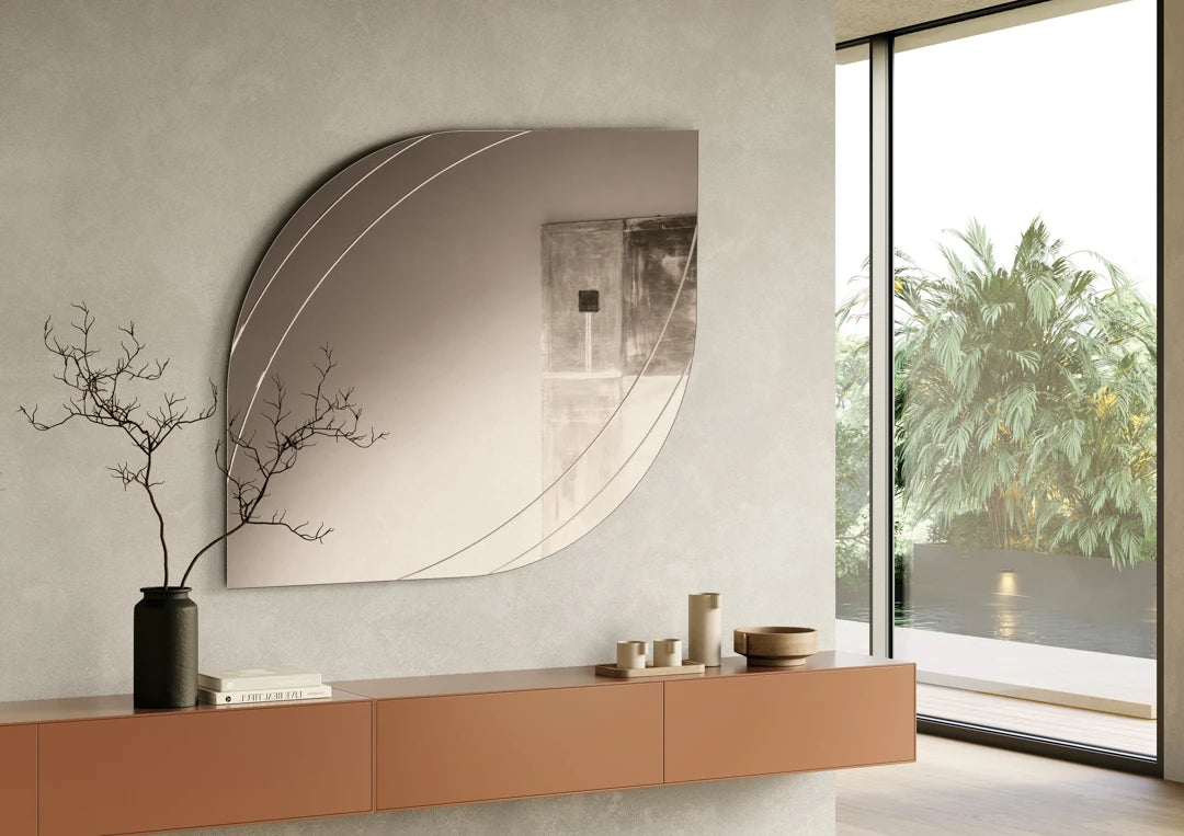 Specchiera Jonas Ikone, elegante e moderna, con cornice sottile e riflesso chiaro, perfetta per arredi contemporanei.