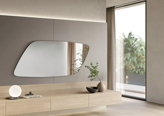 Specchio Ikone unico con cornice elegante e riflesso chiaro, ideale per arredamento moderno e sofisticato.