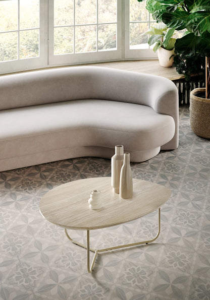 Tavolino da salotto Ikone Oya Ikone con superficie in legno chiaro e struttura elegante, ideale per il soggiorno.