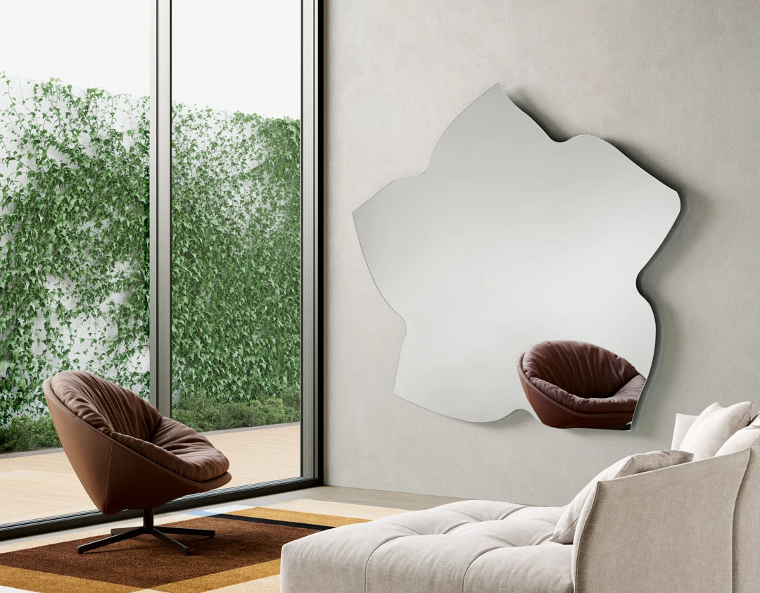 Specchiera Ikone Pepper Ikone con cornice elegante e riflessi chiari, ideale per arredare con stile la stanza.