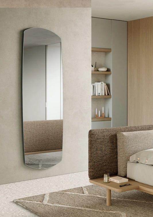 Specchio Gemini Ikone con cornice elegante, riflettente e decorativo, perfetto per arredare con stile.