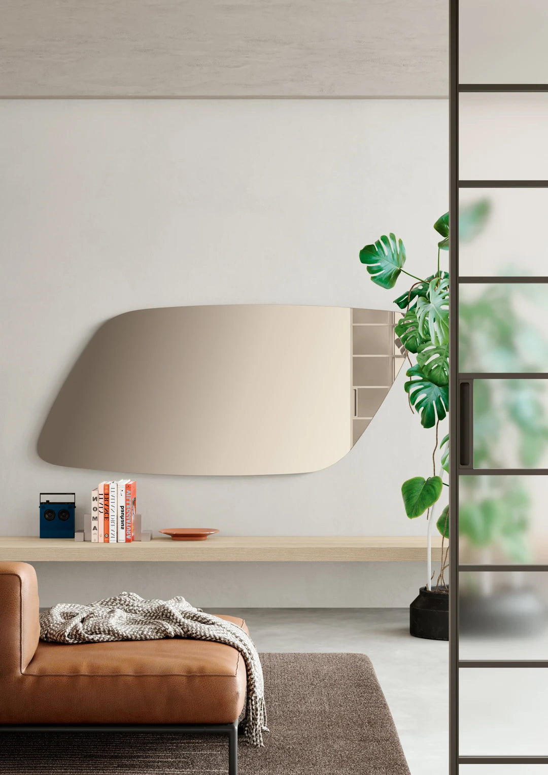 Specchio unico Ikone con cornice elegante, riflesso chiaro e dettagli raffinati, perfetto per arredi moderni e sofisticati.