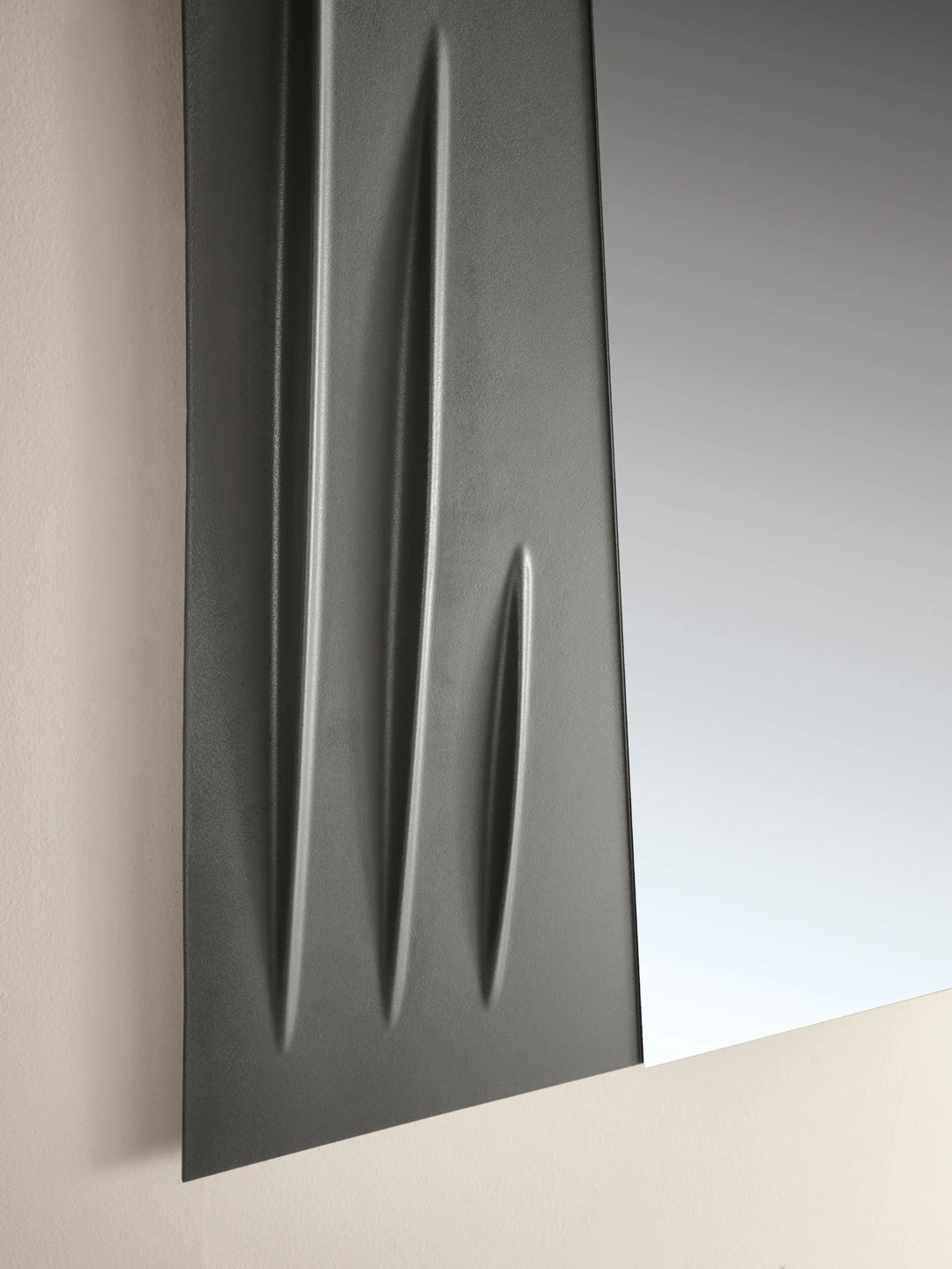 Specchio Ikone Otto Ikone, specchiera moderna con cornice elegante, riflesso chiaro e dettagli raffinati, immagine frontale.