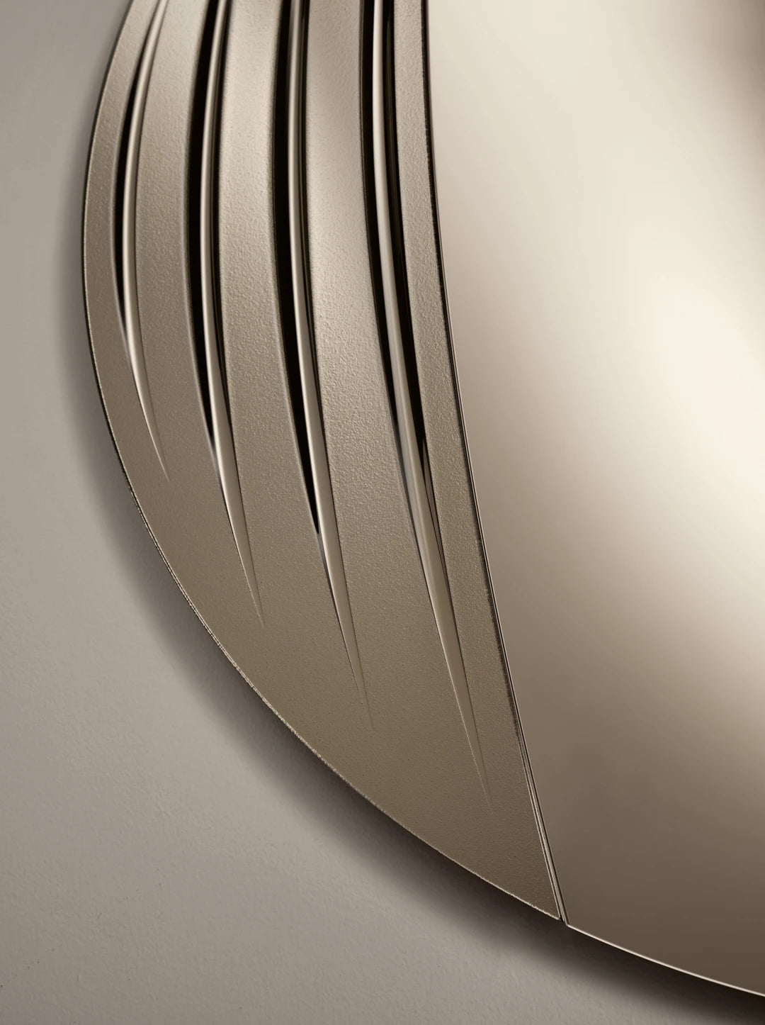 Specchio Ikone in stile moderno con cornice elegante, riflette luce e dettagli raffinati, immagine frontale del prodotto.