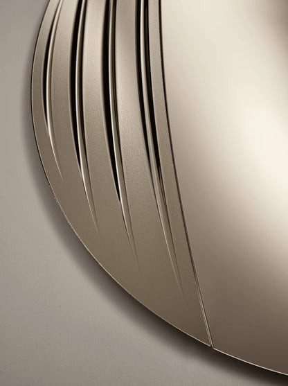 Specchio Ikone in stile moderno con cornice elegante, riflette luce e dettagli raffinati, immagine frontale del prodotto.