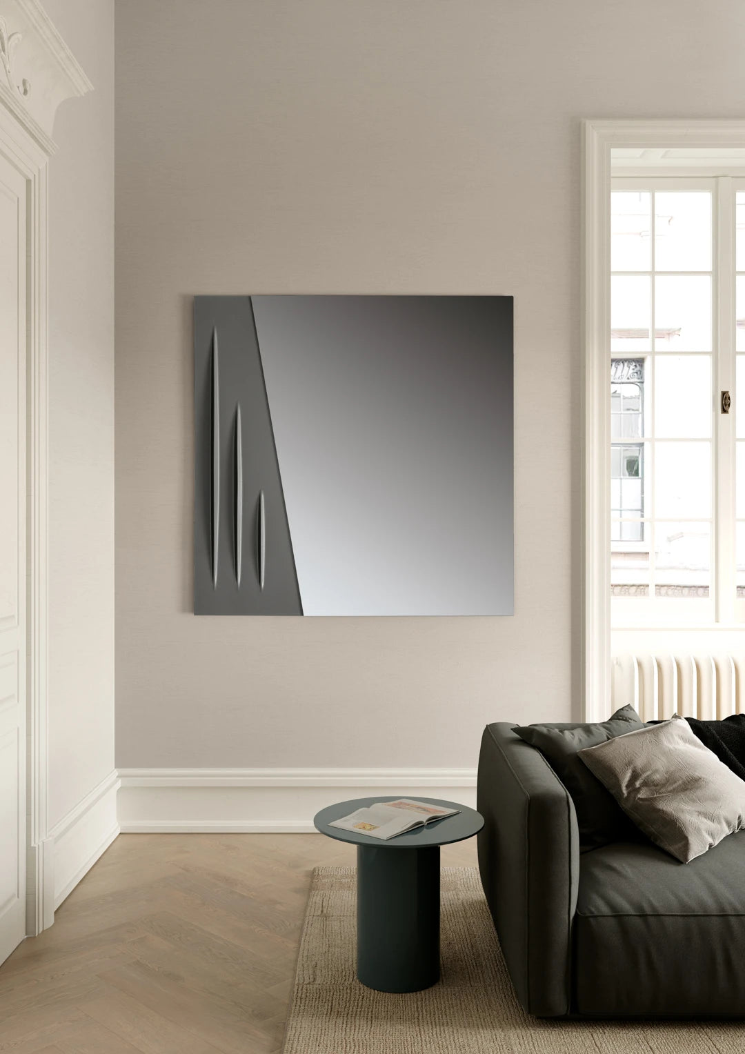 Specchio Otto Ikone con cornice elegante, riflesso chiaro e design moderno, perfetto per arredare con stile.