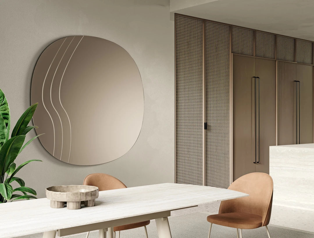 Specchio Luxe Ikone di alta qualità con cornice elegante, riflettente e dettagli raffinati, ideale per arredare con stile.