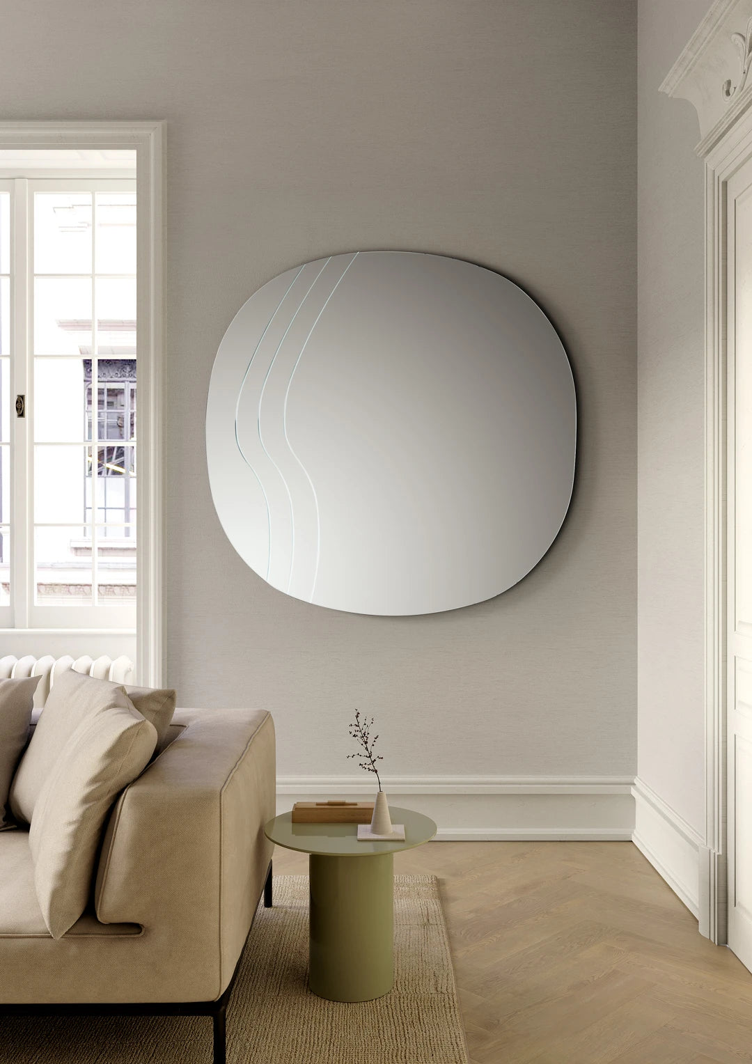 Specchio Luxe Ikone, elegante specchiere con cornice moderna, riflette luce e stile per ambienti sofisticati