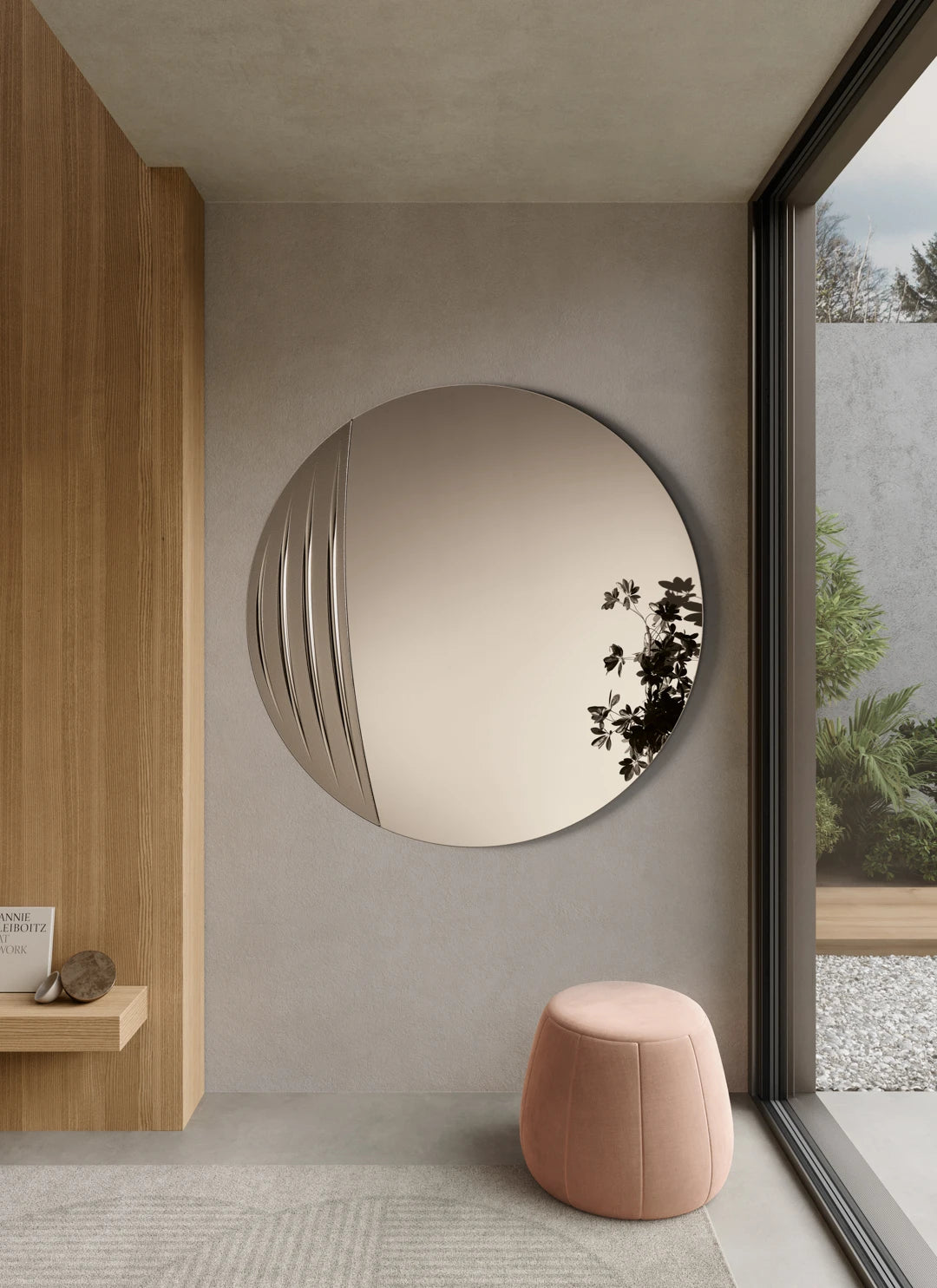 Specchiera Ikone a forma di spatola con cornice in legno chiaro, elegante e moderna, per arredo di interni.