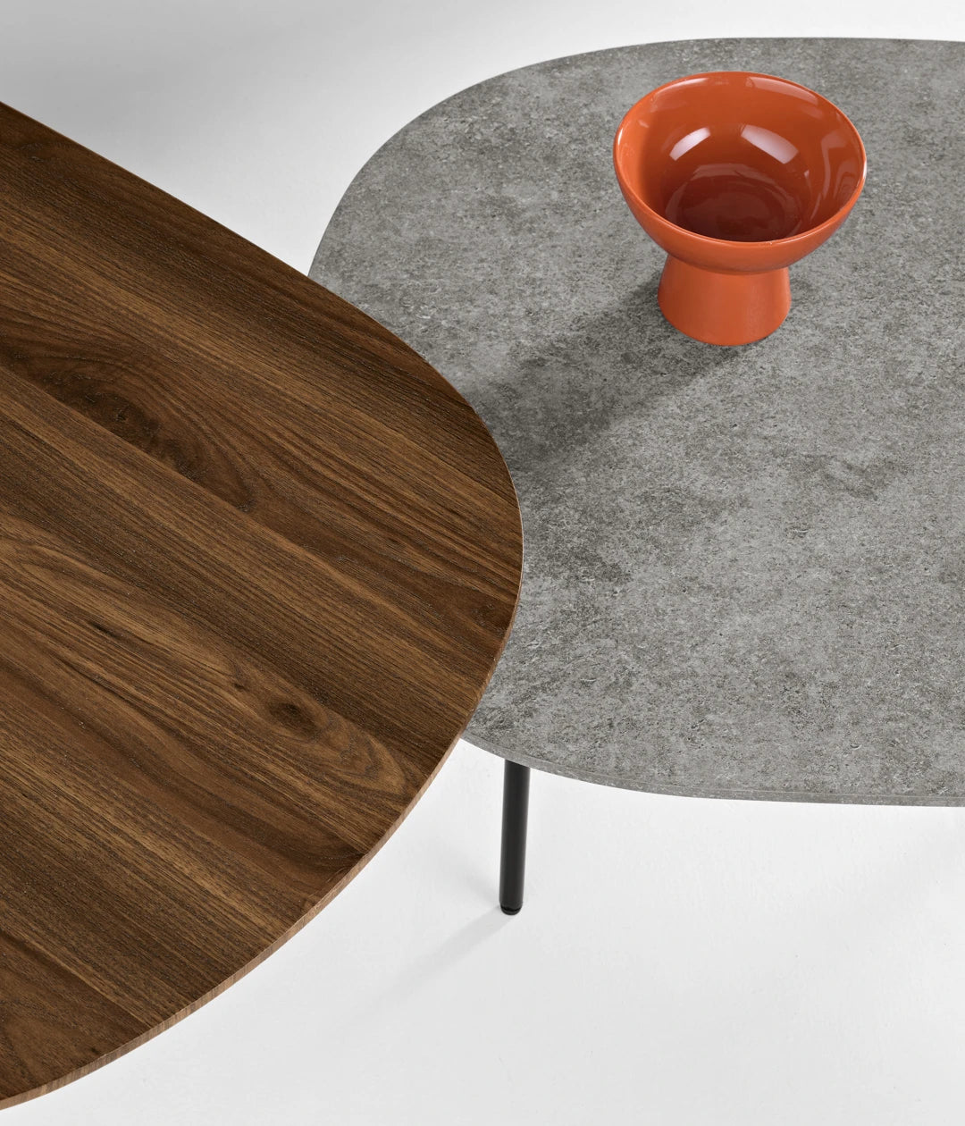Tavolino da salotto Flux Ikone in stile moderno, superficie liscia e elegante, design minimalista e di alta qualità.
