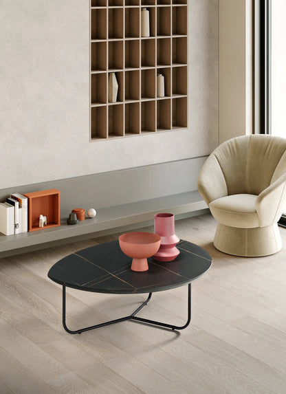Tavolino da salotto Ikone Oya Ikone in legno con superficie liscia e design elegante, ideale per soggiorno moderno.