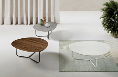 Tavolino da salotto Oya Ikone con superficie in legno chiaro e struttura in metallo nero, design moderno e elegante.