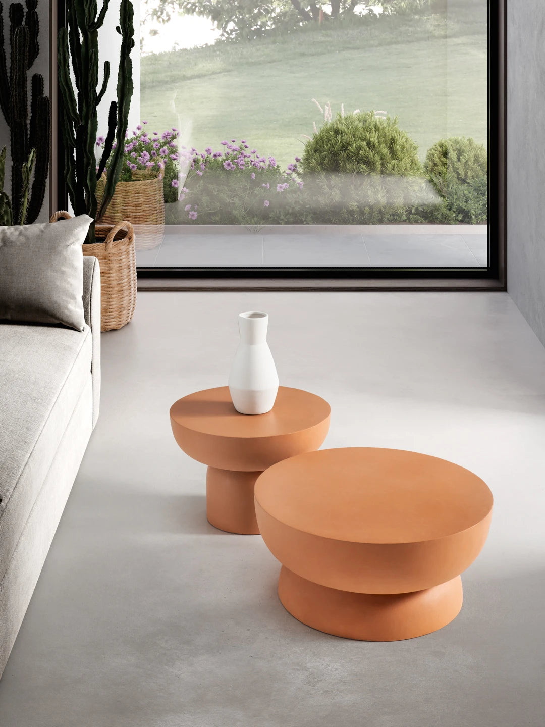 Tavolino da salotto Sisto Ikone con superficie in legno chiaro e struttura in metallo, design moderno e elegante.