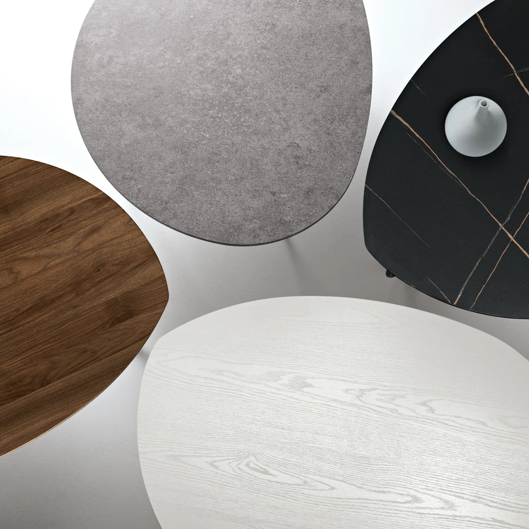 Tavolino da salotto Oya Ikone in stile moderno, con superficie in legno chiaro e struttura in metallo nero, ideale per soggiorno.