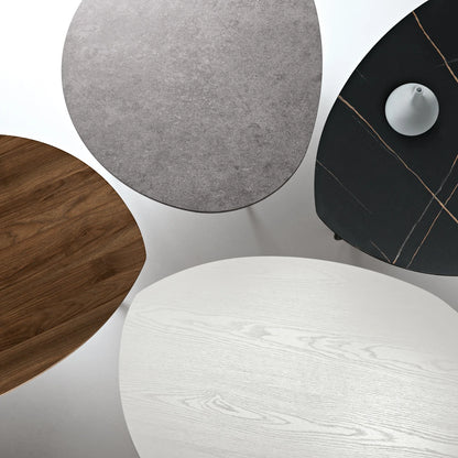 Tavolino da salotto Oya Ikone in stile moderno, con superficie in legno chiaro e struttura in metallo nero, ideale per soggiorno.